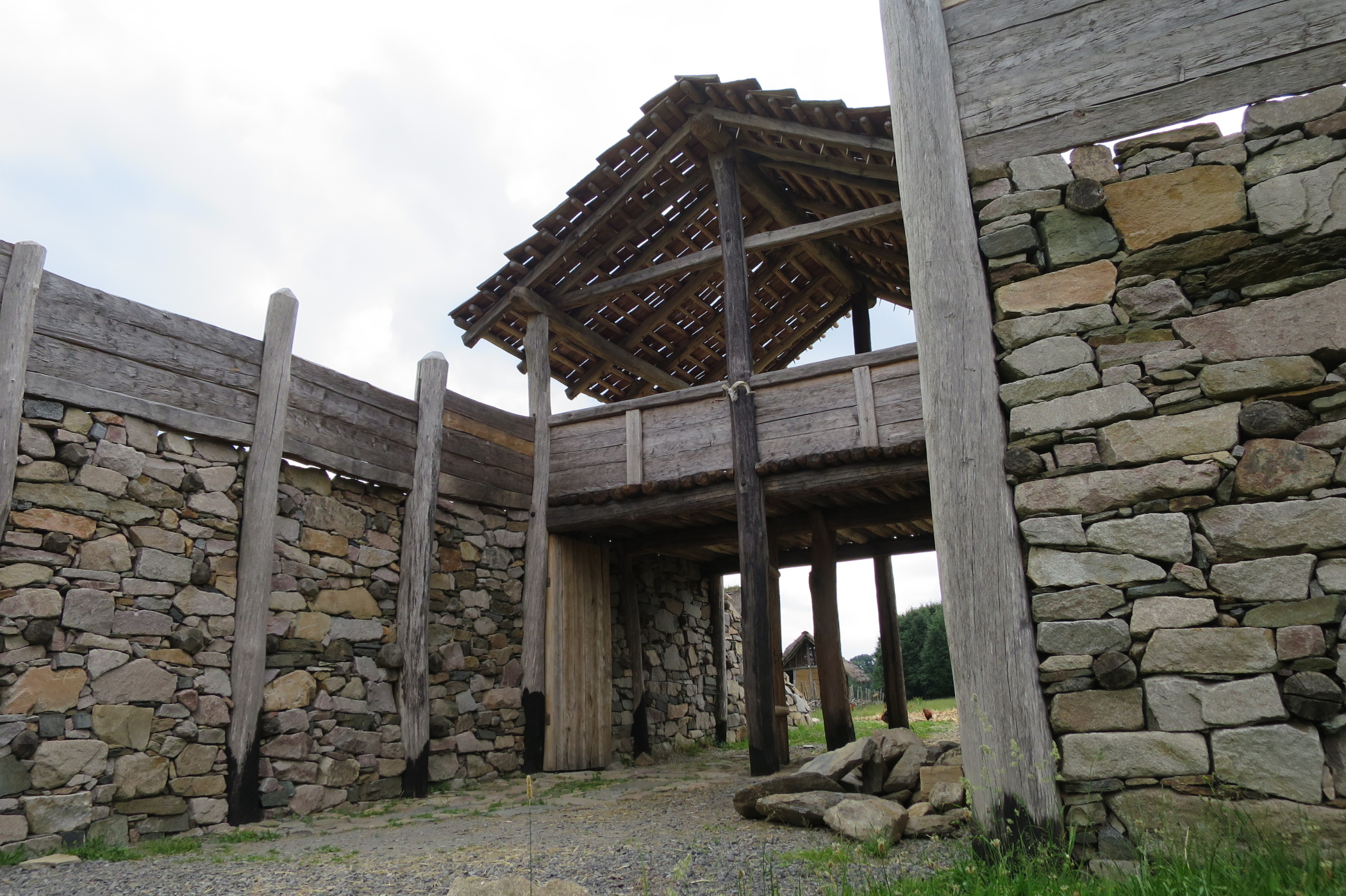 Vstupní brána do keltského archeoskanzenu v Nasavrkách
