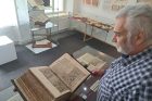 Sběratel Petr Bílek umí o vzácných knihách poutavě vyprávět