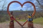Zajímavým prvkem je i dřevěný fotorám ve tvaru srdce, skrz který je krásný výhled na vrch Bořeň