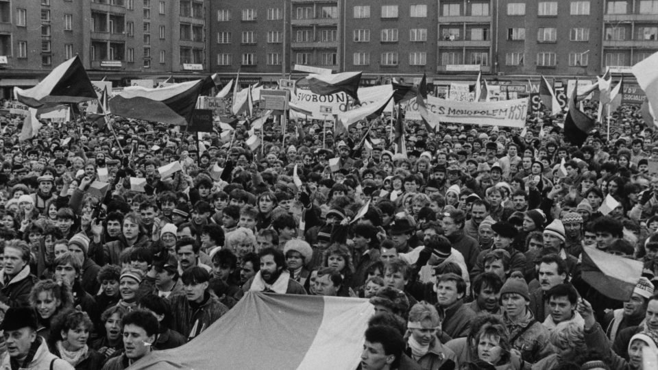 Dobové snímky z roku 1989 ukazují, že demonstrací v Příbrami se účastnily davy lidí. Některé odhady hovoří o tom, že na náměstích mohlo být až 10 tisíc demonstrantů