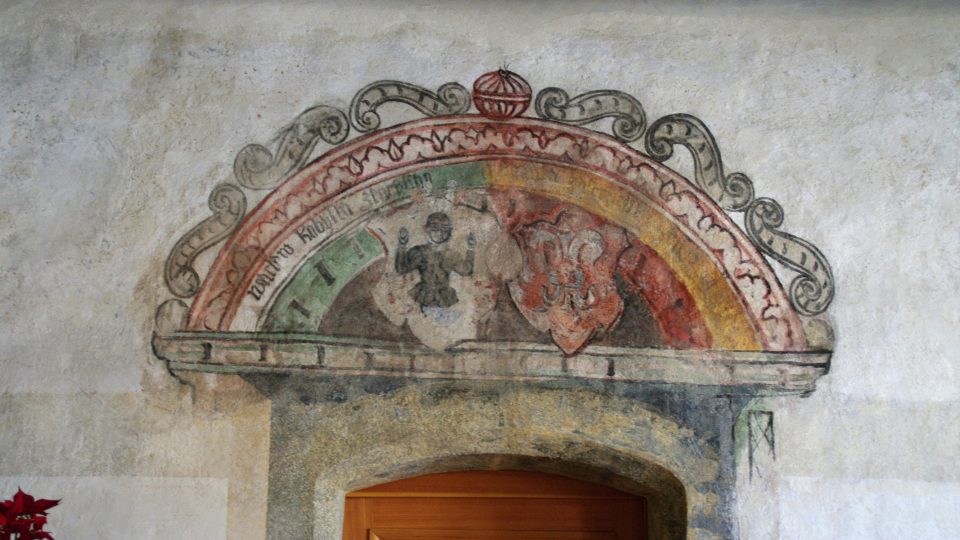 Také další freska upomíná na Kobylky z Kobylího, kteří byli staviteli tvrze
