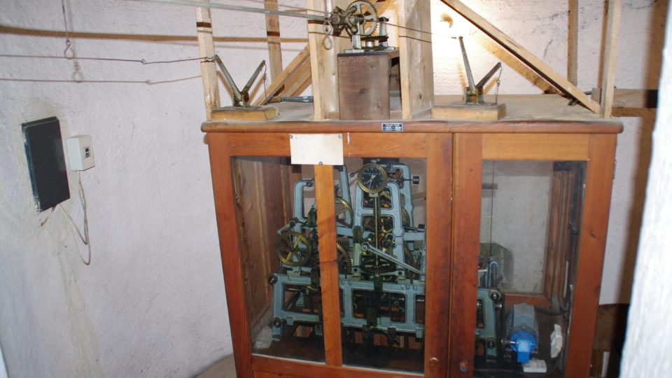Třívěžový hodinový stroj původem z Vyškova