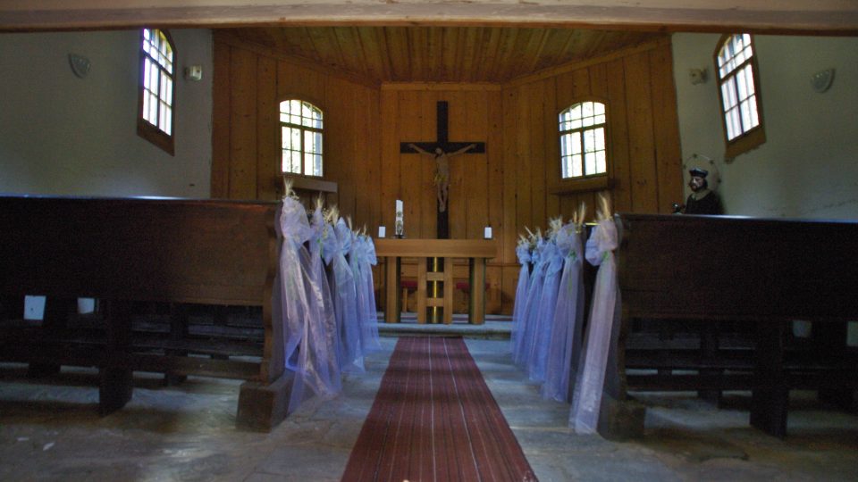 I když vnitřní vybavení už dávno není původní, stále je kostel vyhledávanou svatební lokalitou