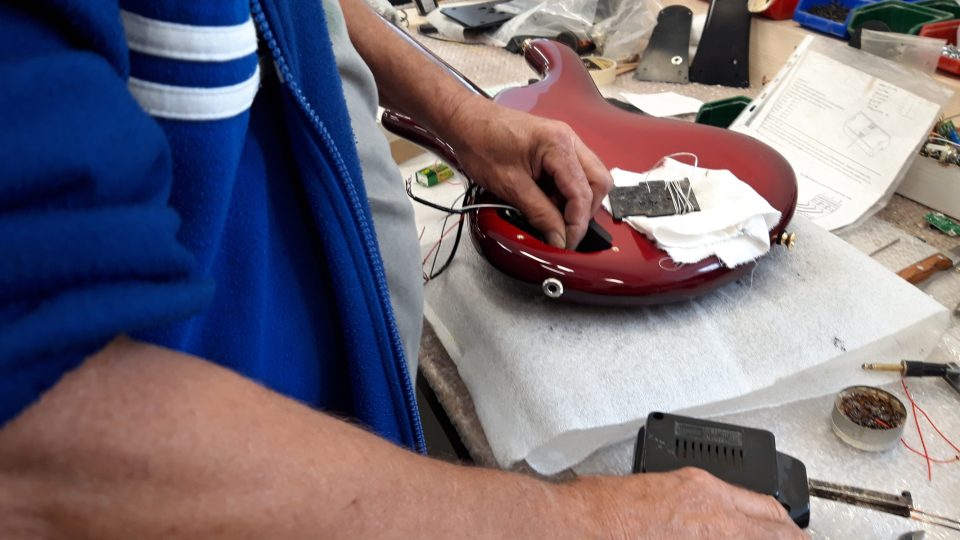 Elektrické kytary vyrábějí v Hořovicích lidé, kteří mají dlouholeté zkušenosti. Na kvalitě výrobků je to znát