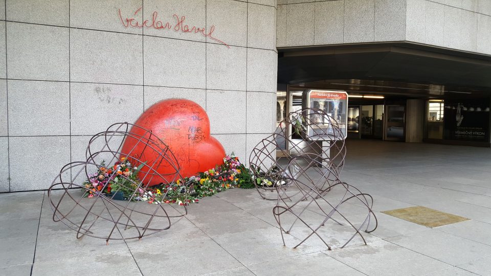 Instalace sochaře Kurta Gebauera v podobě velkého, 160 cm vysokého, červeného srdce