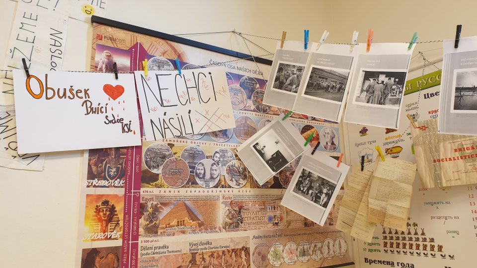 Žáci v Pečkách v hodinách výtvarné výchovy vyráběli hesla, spojená se Sametovou revolucí