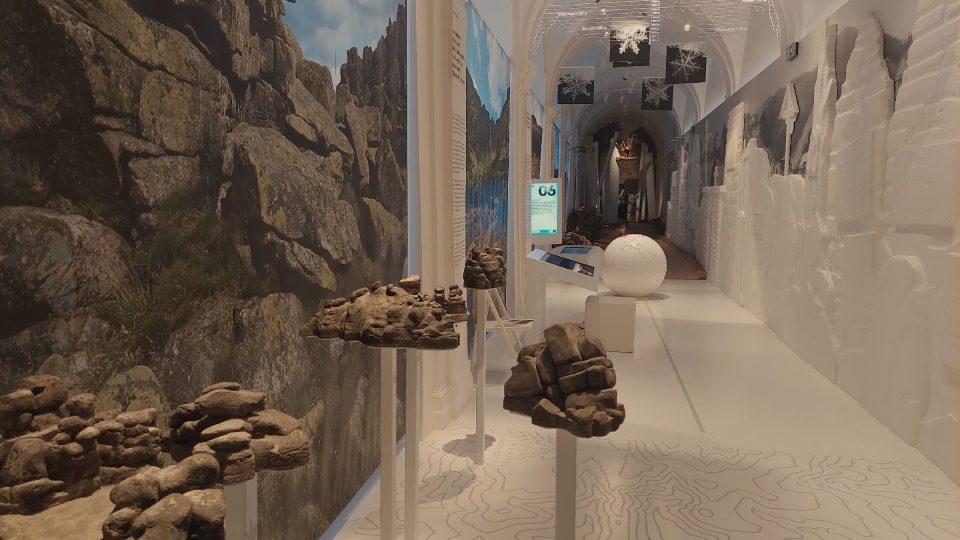 Zmenšeniny typických věžovitých žulových skal, kterým se říká tory, si návštěvníci mohou osahat