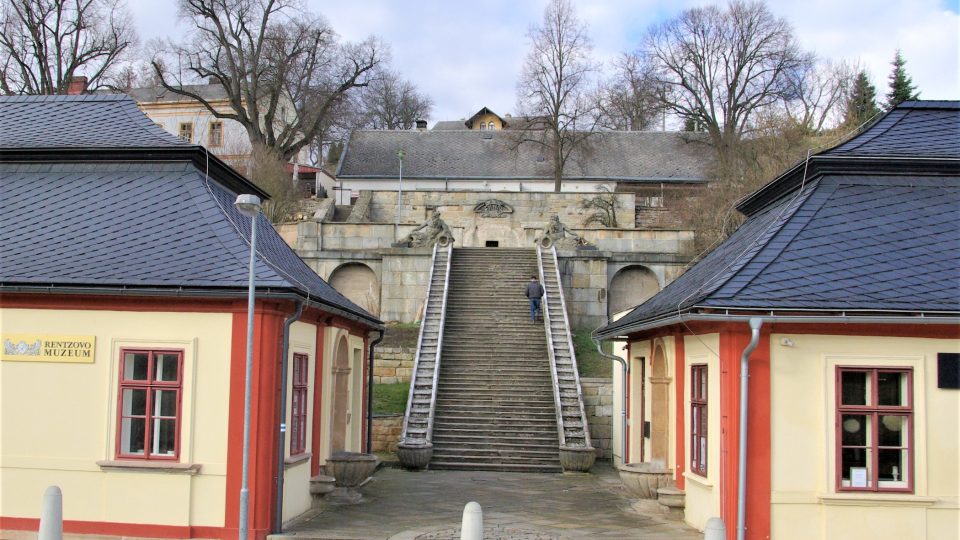 Kamenné kaskádové schodiště v obci Kuks naproti hospitalu 