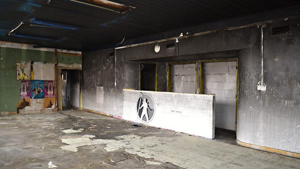 Demolice chátrající budovy kina v Dobříši