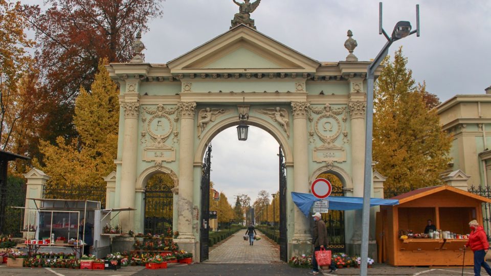 Vstupní brána na městský hřbitov v Prostějově