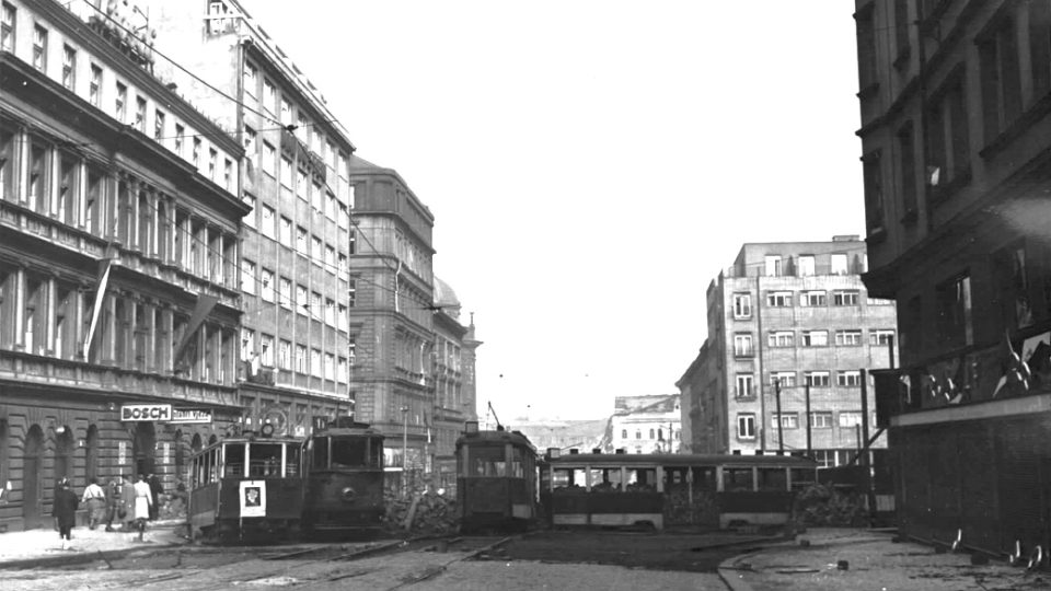 Barikády před budovou rozhlasu v Praze v roce 194