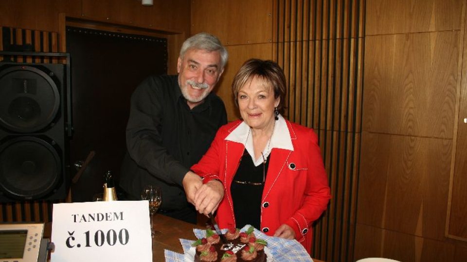 Jan Rosák s Janou Hlaváčovou krájí dort