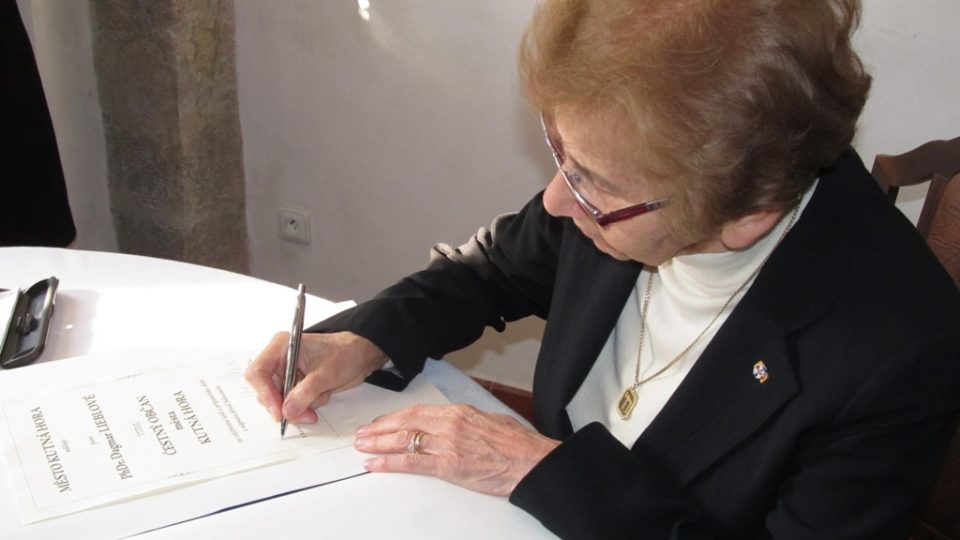 Dagmar Lieblová se podepisuje pod glejt Čestného občana Kutné Hory