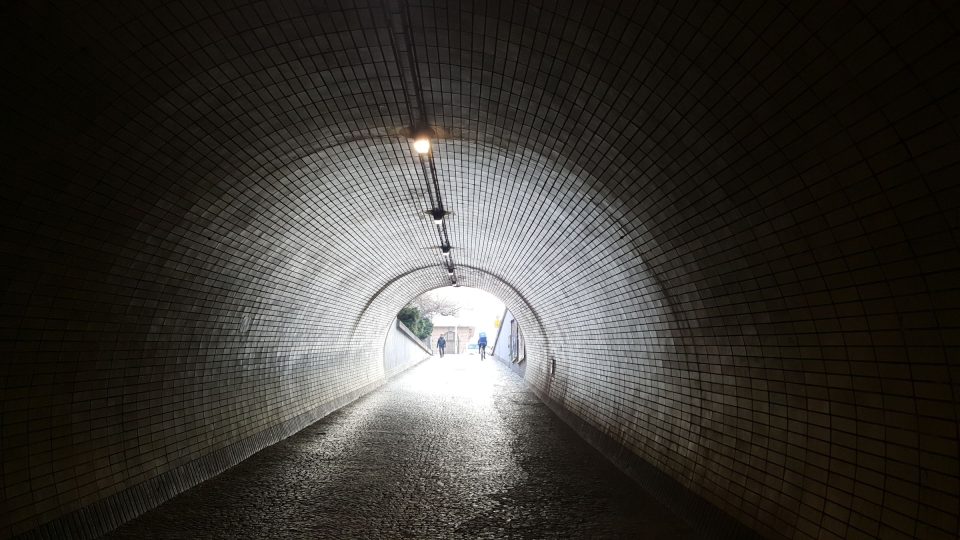 Cestu si tunelem zkracují nejen chodci, ale i cyklisté
