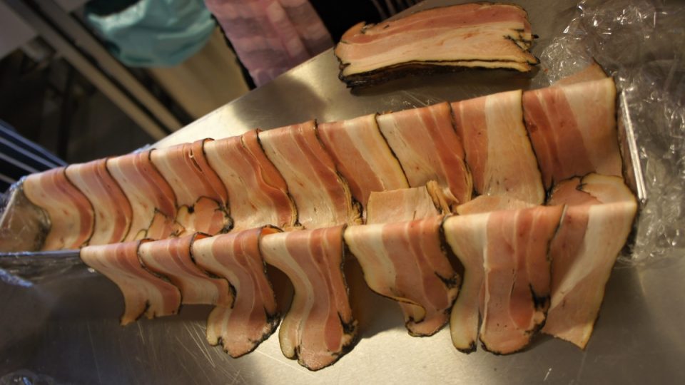 Forma vyskládaná slaninou