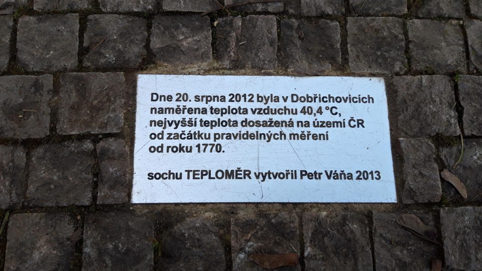 Na teplotní rekord z roku 2012 v Dobřichovicích upozorňuje i kovová pamětní deska zabudovaná poblíž sochy Petra Váni