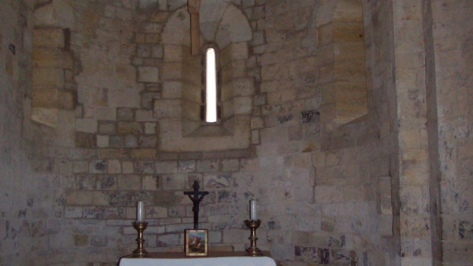 Rotunda sv. Jiří na Řípu - oltář