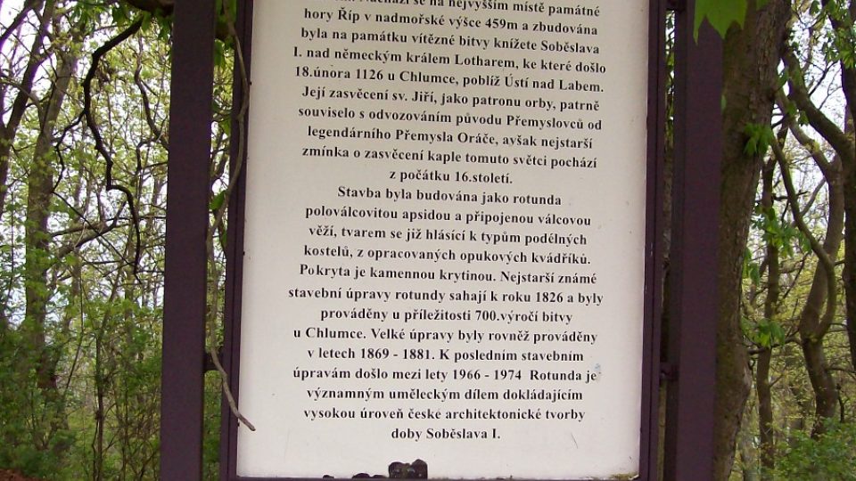 Říp - info tabule Románská rotunda sv. Jiří