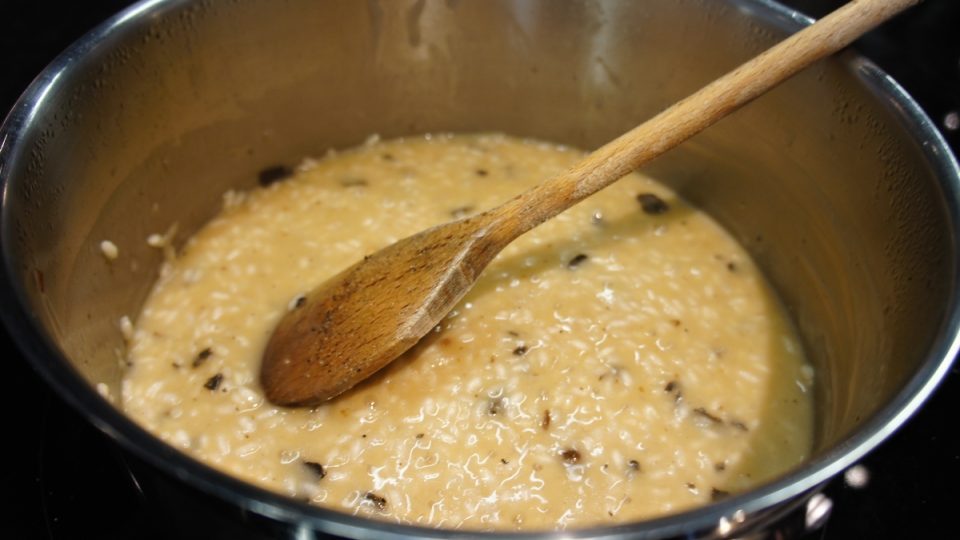 Lanýžové risotto v hrnci
