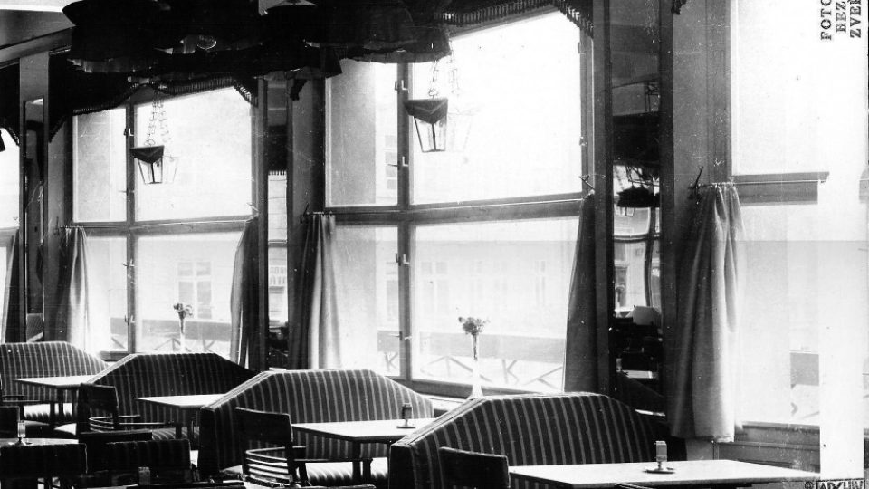 Interiér kavárny v roce 1912