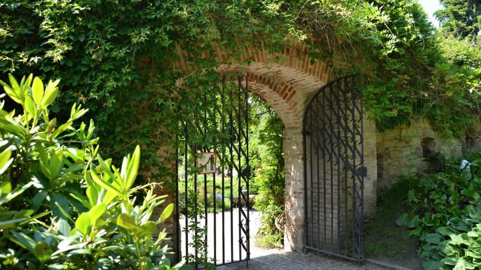 Brána jako do Trnkovy Zahrady