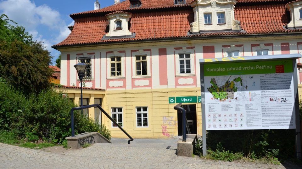 Před zastávkou dolní stanice lanovky na Újezdě najdete i plán Petřínských zahrad