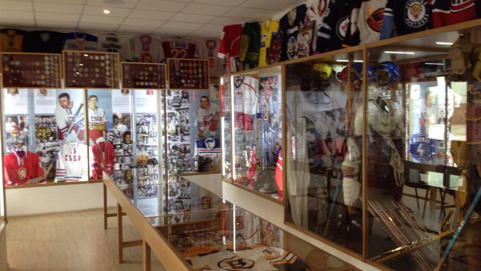 Hokejová síň v Lánech je plná dresů a výstroje