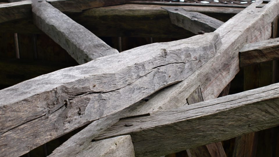 Detail dřevěného mostu postaveného původní středověkou technologií