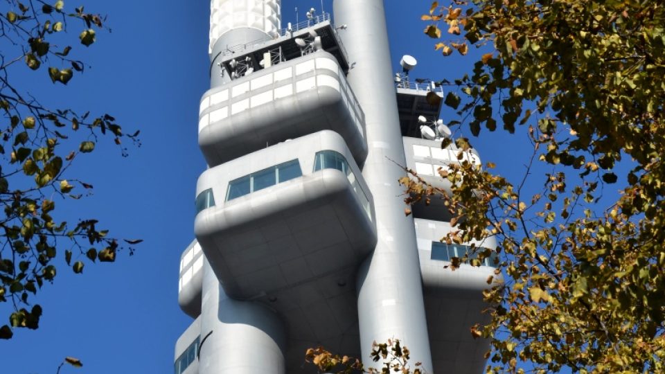 V 66 metrech je umístěna kabina s restaurací, v 93 m vyhlídková kabina a nejvýše kabina s vysílací technikou