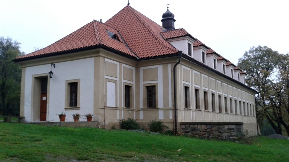 Jedna z rekonstruovaných a kdysi zcela zdevastovaných budov původního kláštera Skalka