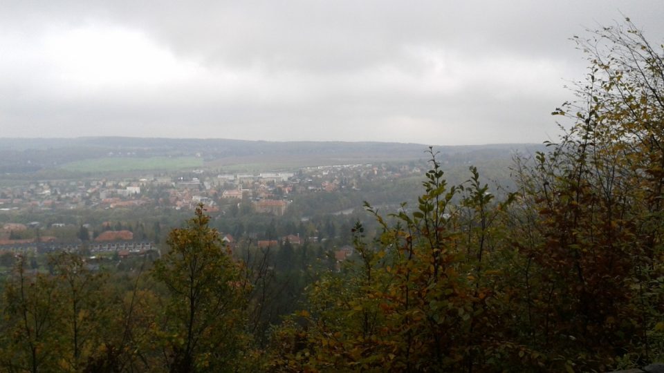 Pohled ze Skalky na Mníšek pod Brdy a brdskou krajinu