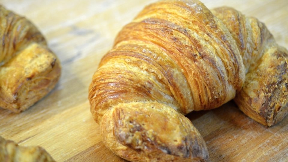 Ručně vyráběné croissanty váží po upečení 110 až 120 gramů