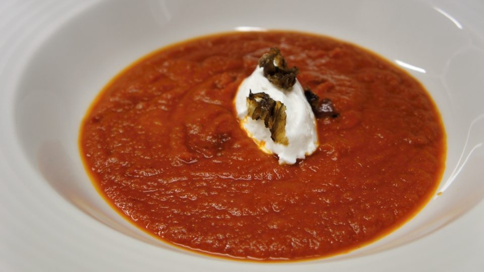 Středomořská tomatová polévka s nokem z řeckého jogurtu