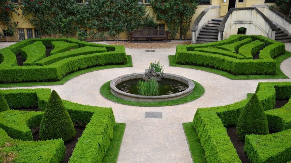 Spodní část zahrady s buxusovým ornamentem a bazénkem