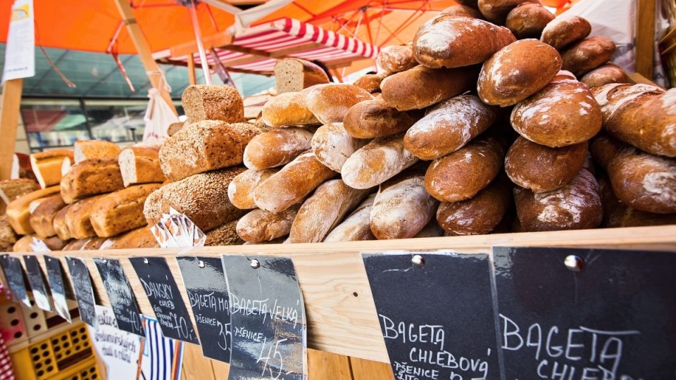 Francouzské bagety se prodávají i na farmářských trzích