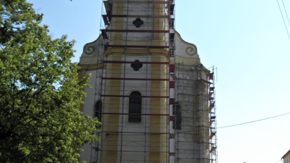 Kostel přestavěli piaristé, jeho počátky sahají až do začátku 17. století