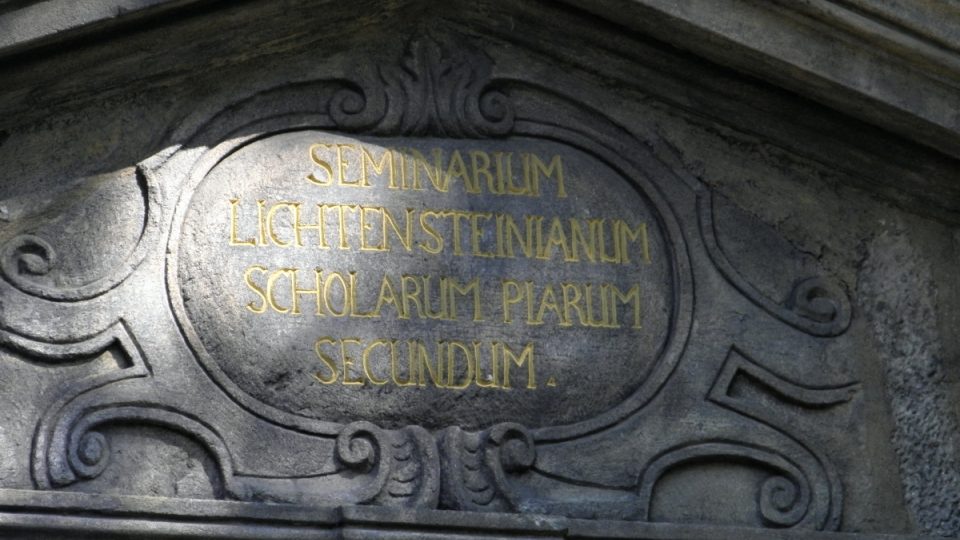 Zakladatele kláštera Jakuba Arnošta z Lichtenštejn-Kastelkornu připomíní i nápis v portále semináře