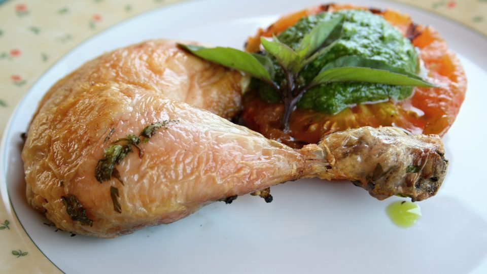 Grilované kuře s grilovaným rajčetem a bazalkovým pestem