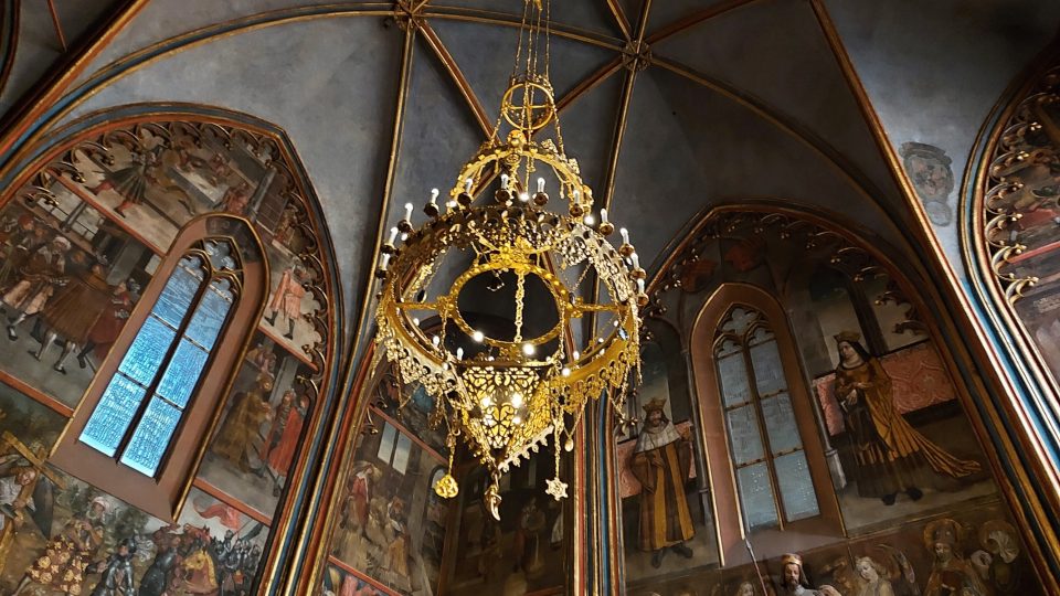 Pohled na lustr ve Svatováclavské kapli, ve kterém je v horní části zavěšená česká koruna