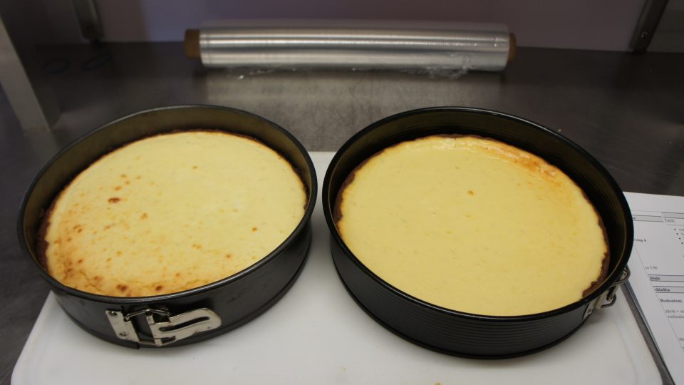 Upečený cheesecake necháme zchladnout na pokojovou teplotu a poté vychladíme dvě až tři hodiny v lednici