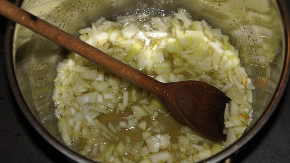 Na rozpálené pánvičce zpěníme nasekanou šalotku na másle s kapkou olivového oleje