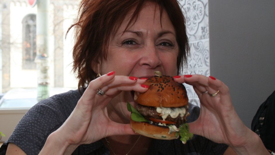 Do kančího burgeru s křupavou cibulkou se zakousla také herečka Ilona Svobodová
