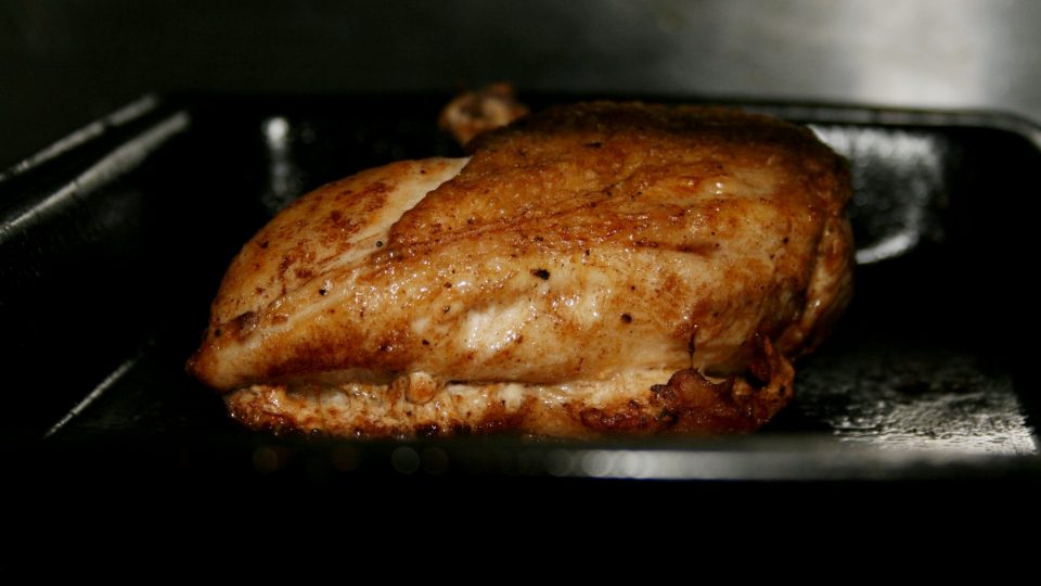 Po prudkém pečení na pánvi kuřecí pečeme 15 až 20 minut na másle (nebo s trochou oleje) v rozehřáté troubě na 175 stupňů