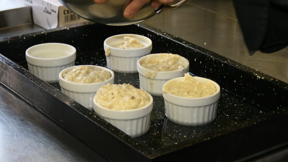 Zapékací misky vymažeme máslem a moukou a naplníme těstem malinko pod okraj