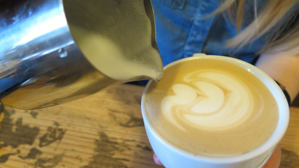 Příprava cappuccina s latte artem