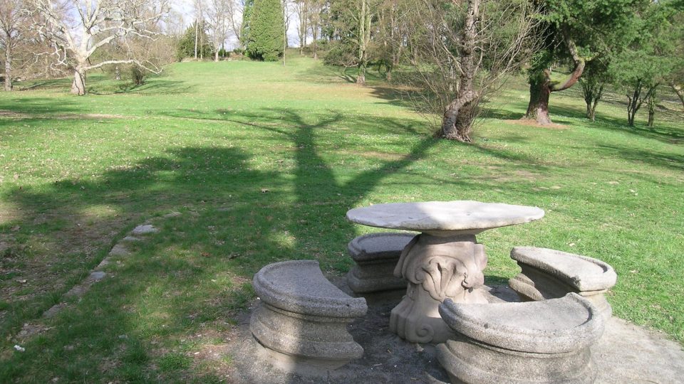 Kamenný stůl z doby baroka