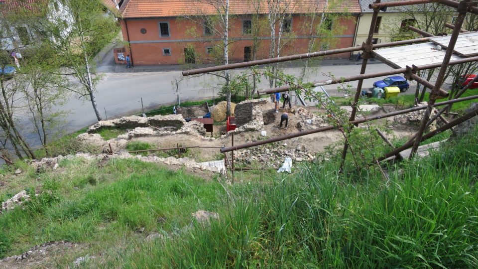 Celá skála hradu Žebrák byla kdysi zastavěná, nyní tu probíhají archeologické práce