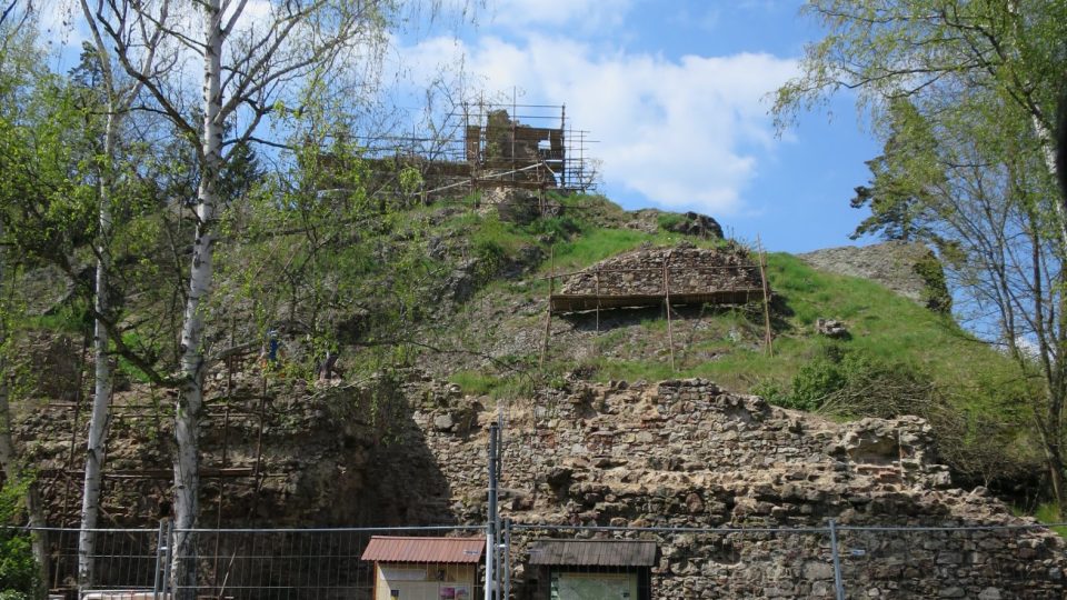 Na vrcholu skály hradu Žebrák jsou zbytky zdí kaple sv. Markéty