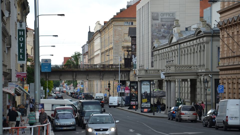 Tři mostní oblouky byly zbořeny kvůli přemostění Křižíkovy ulice