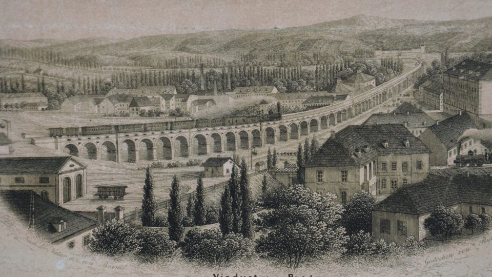 Jeden z dobových obrázků na výstavě, tehdy ještě nebyl viadukt sevřený městskou zástavbou